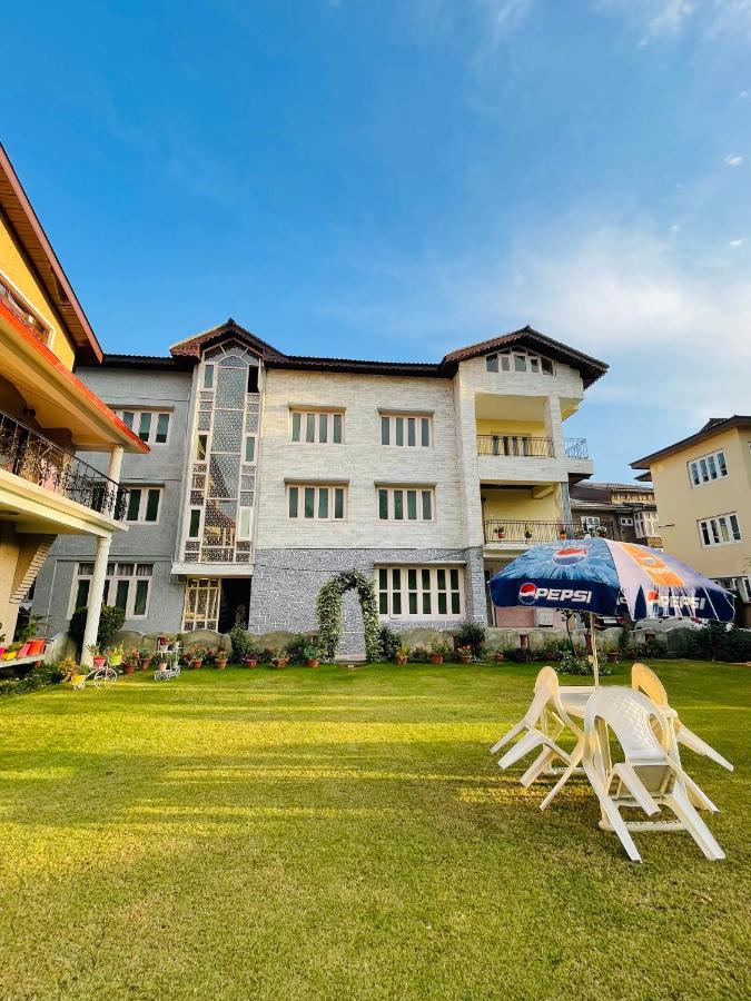 The Khayabaan - Luxurious Home Stay Away From Home Srinagar  Bagian luar foto