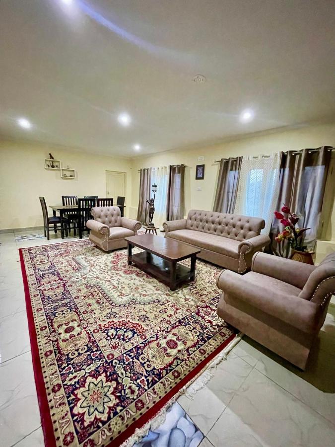 The Khayabaan - Luxurious Home Stay Away From Home Srinagar  Bagian luar foto