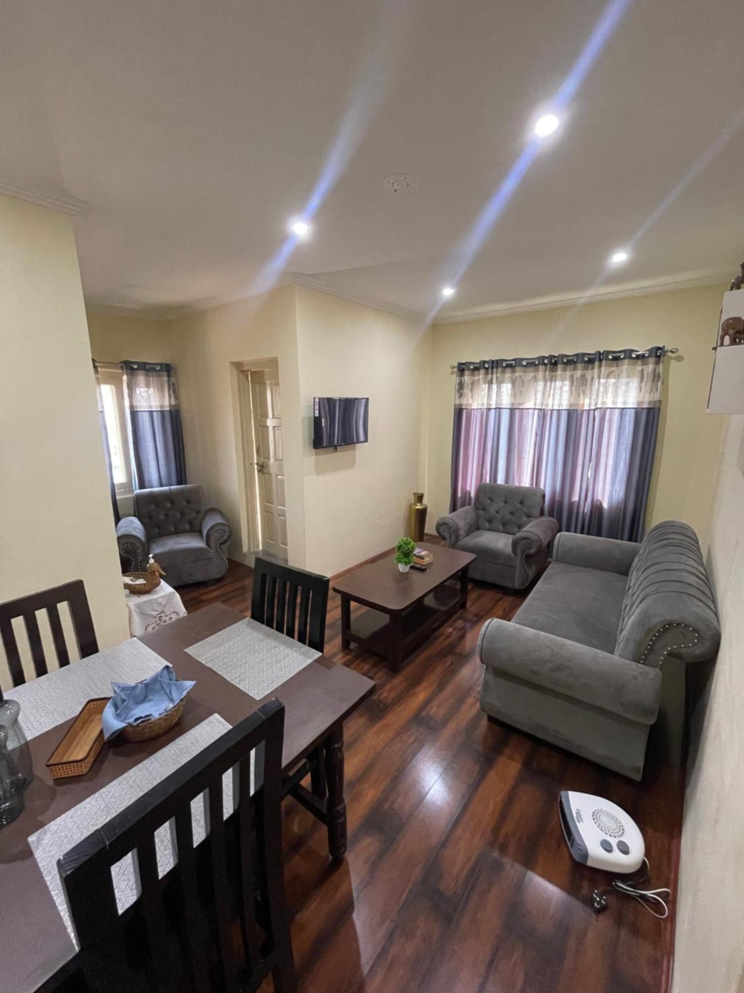 The Khayabaan - Luxurious Home Stay Away From Home Srinagar  Bagian luar foto