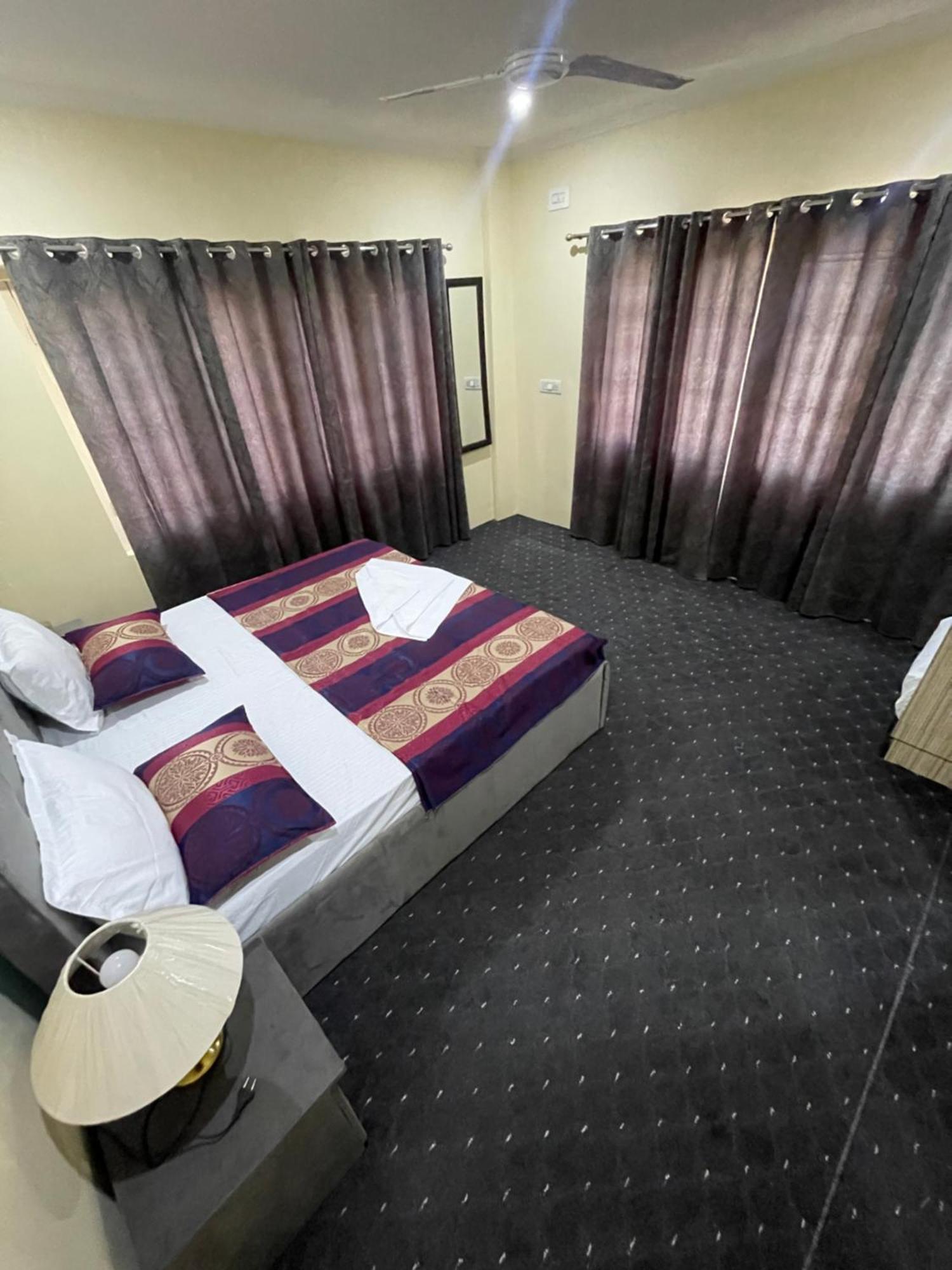 The Khayabaan - Luxurious Home Stay Away From Home Srinagar  Bagian luar foto