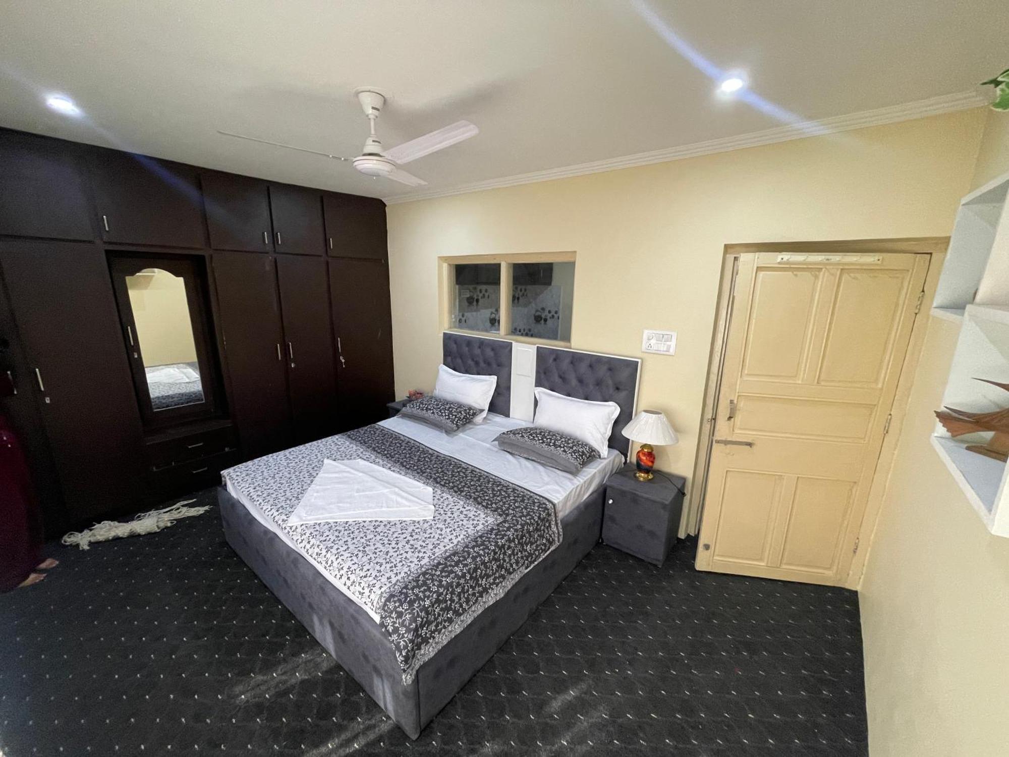 The Khayabaan - Luxurious Home Stay Away From Home Srinagar  Bagian luar foto