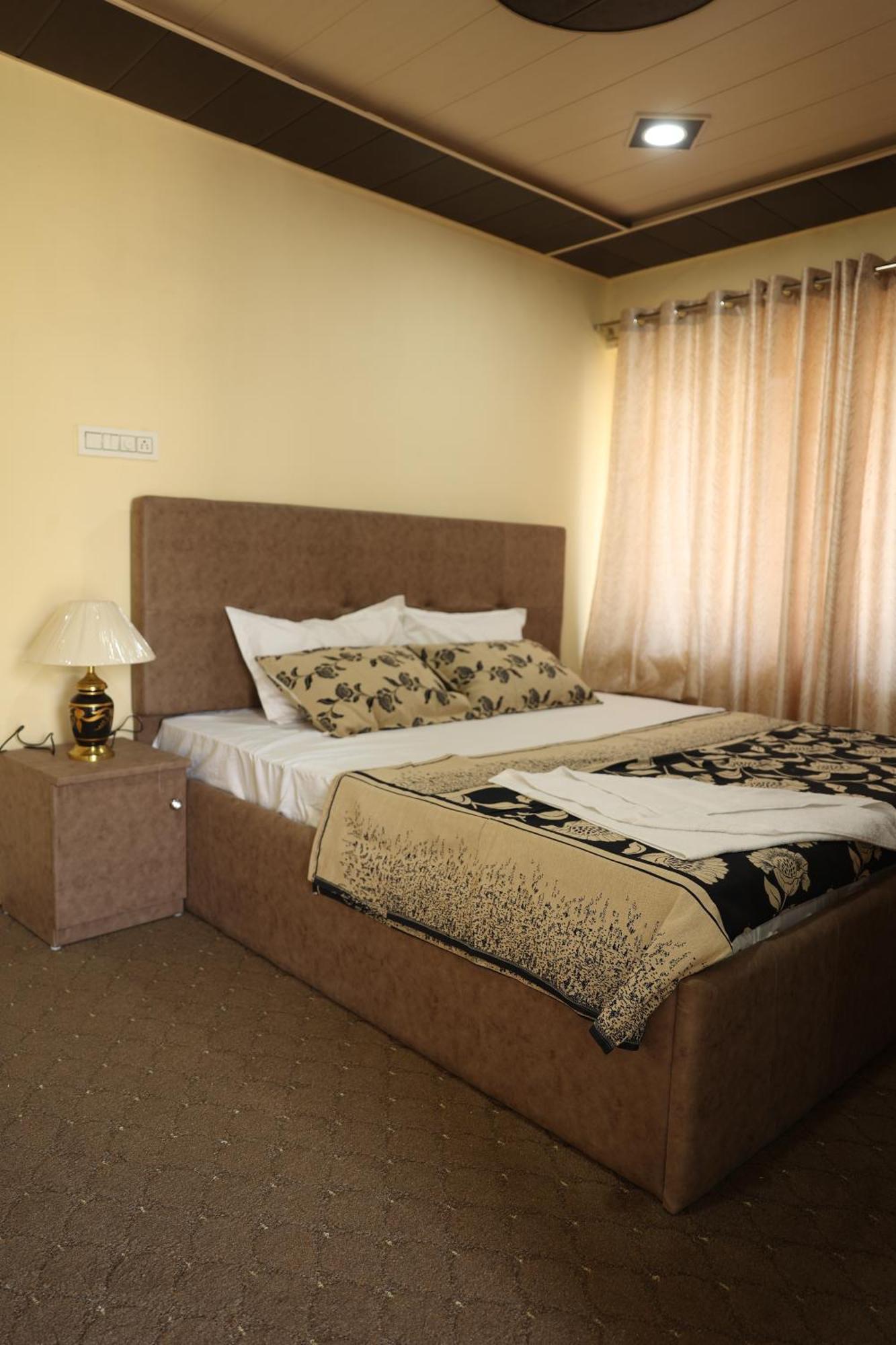 The Khayabaan - Luxurious Home Stay Away From Home Srinagar  Bagian luar foto