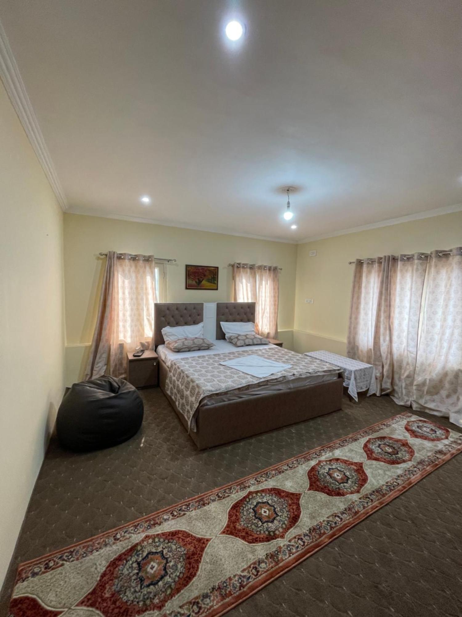 The Khayabaan - Luxurious Home Stay Away From Home Srinagar  Bagian luar foto