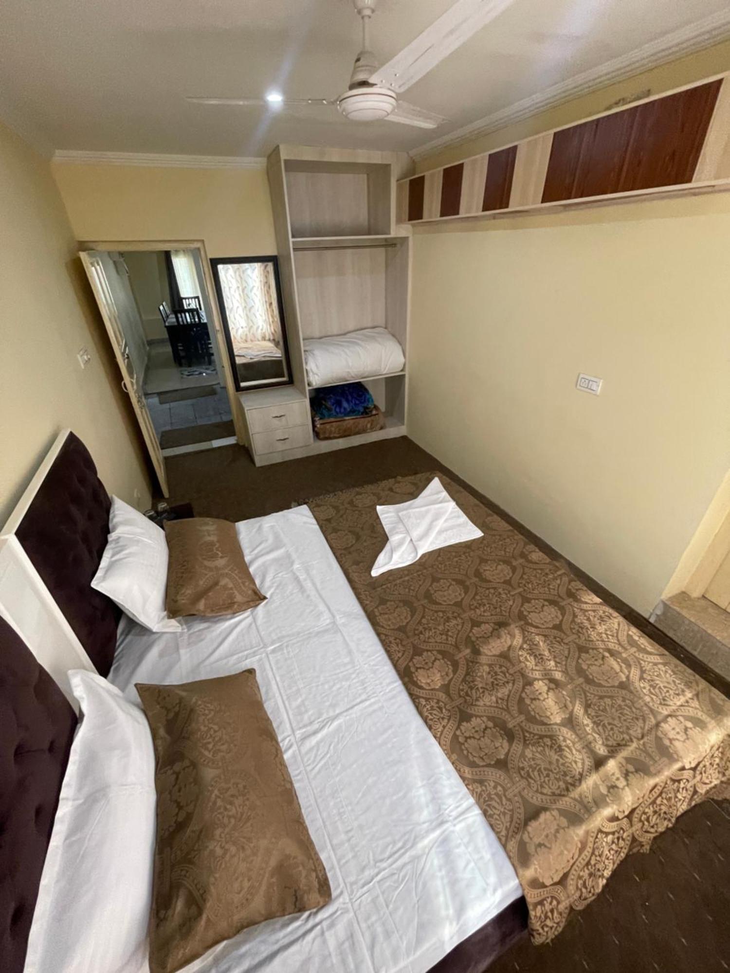 The Khayabaan - Luxurious Home Stay Away From Home Srinagar  Bagian luar foto
