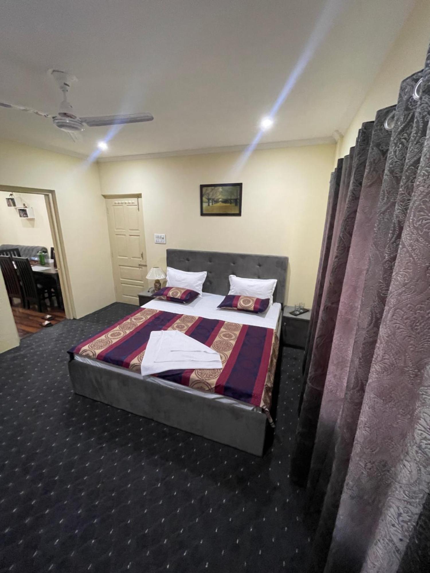 The Khayabaan - Luxurious Home Stay Away From Home Srinagar  Bagian luar foto