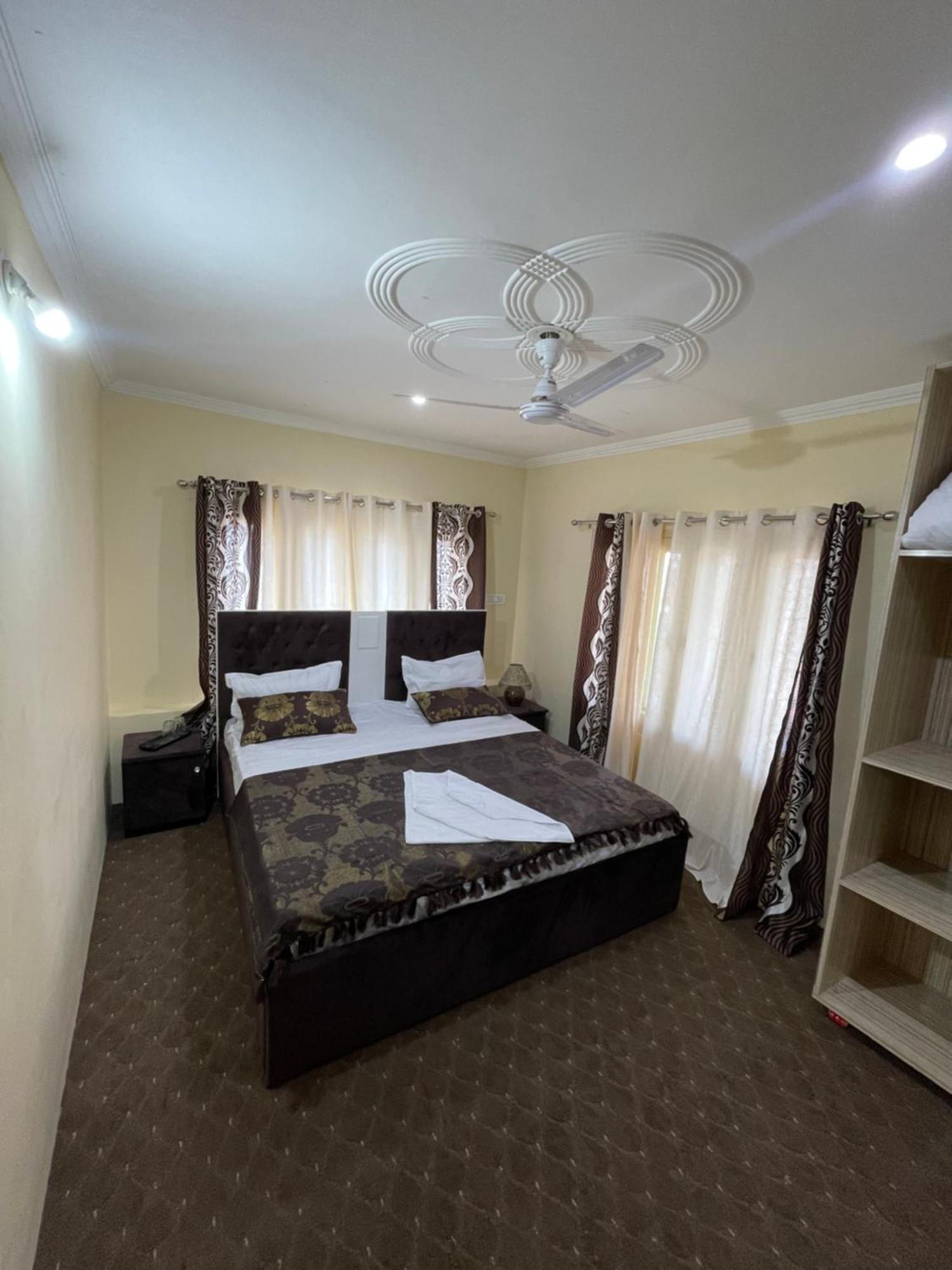 The Khayabaan - Luxurious Home Stay Away From Home Srinagar  Bagian luar foto