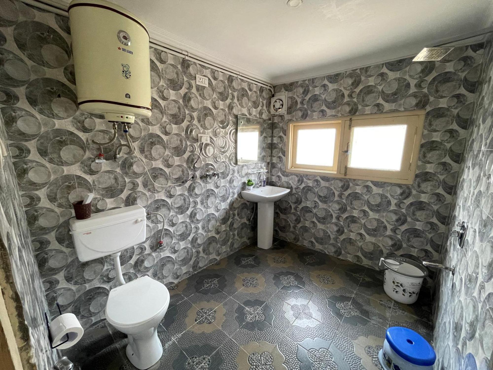 The Khayabaan - Luxurious Home Stay Away From Home Srinagar  Bagian luar foto