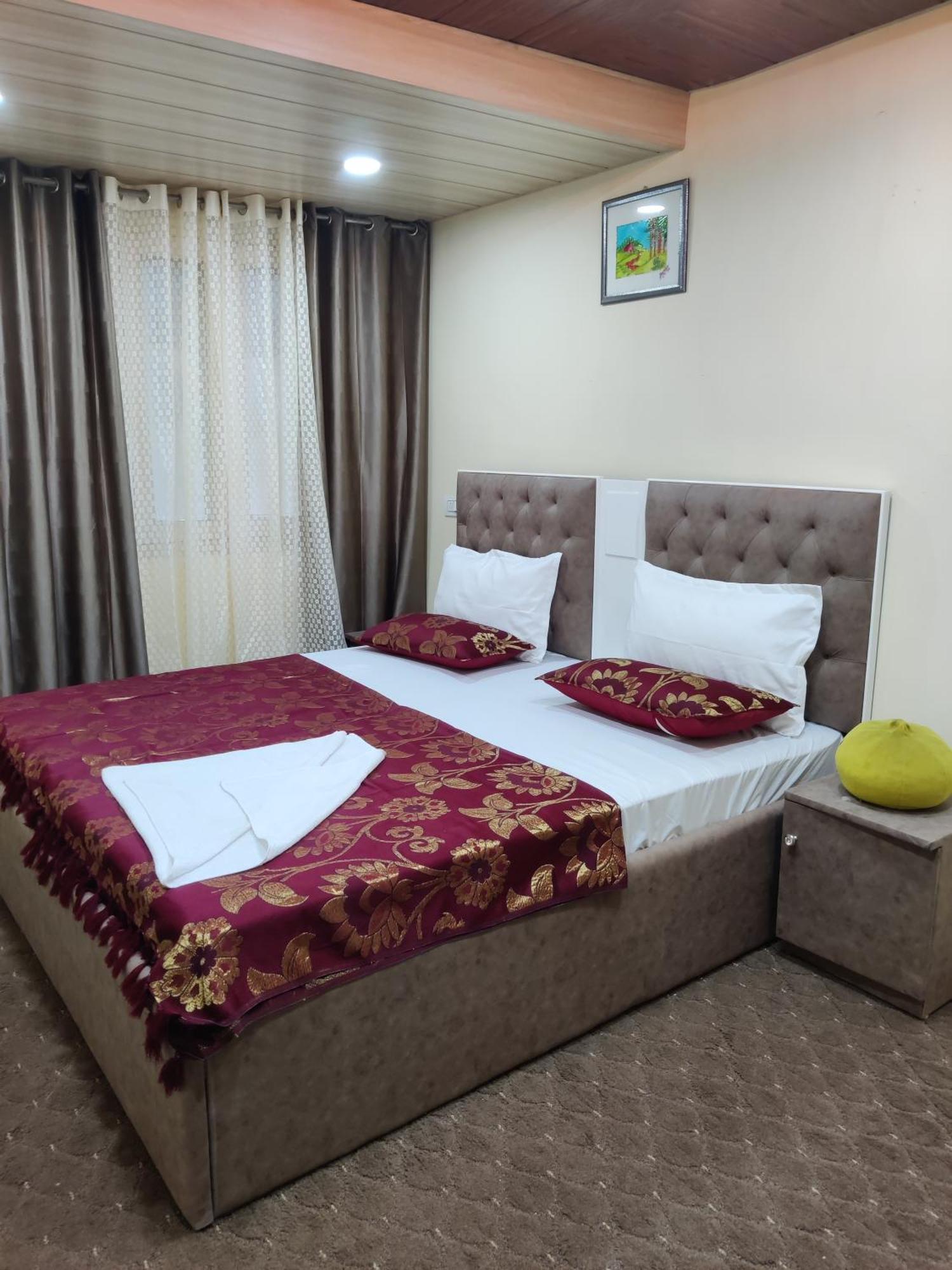 The Khayabaan - Luxurious Home Stay Away From Home Srinagar  Bagian luar foto