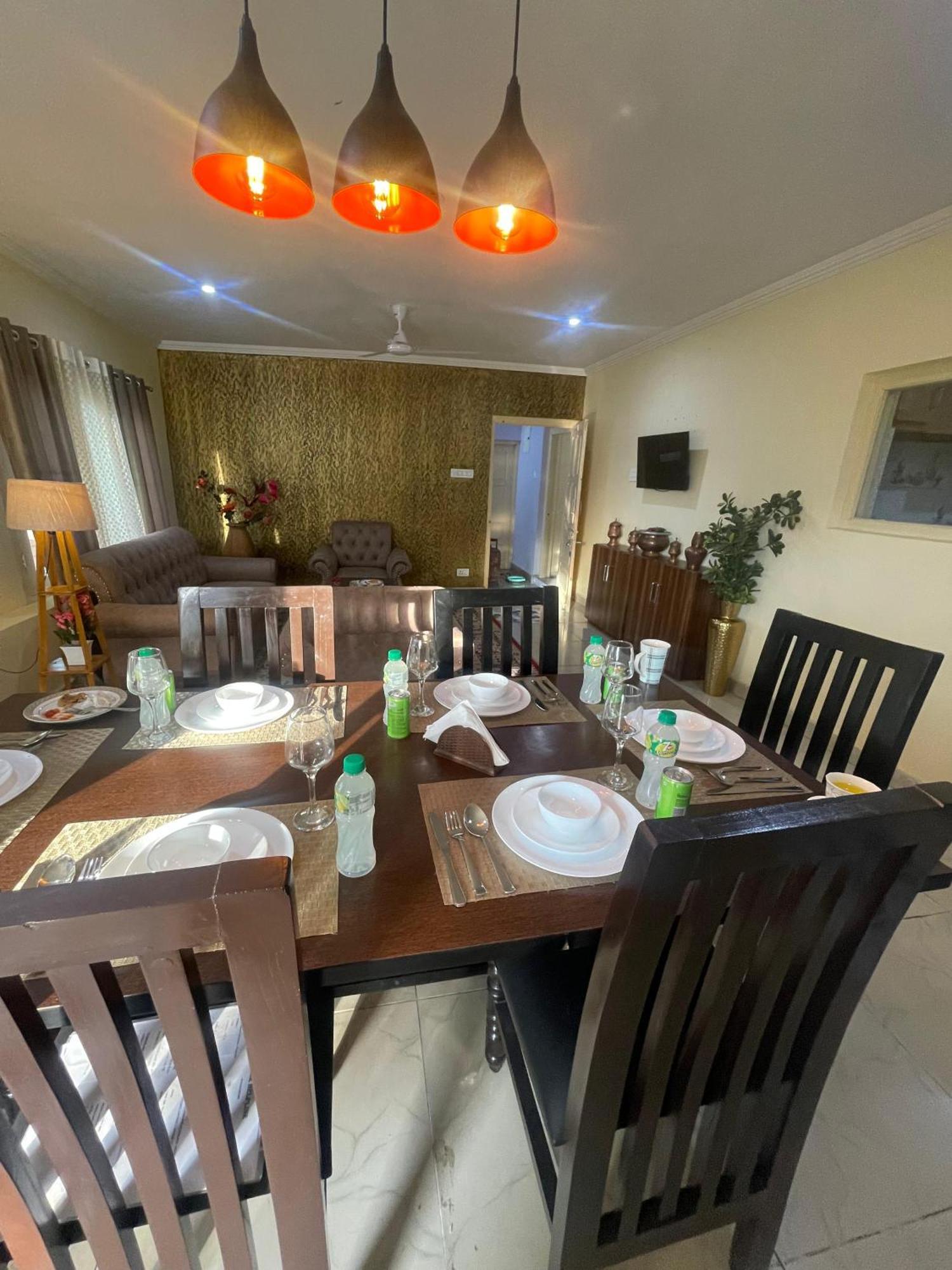 The Khayabaan - Luxurious Home Stay Away From Home Srinagar  Bagian luar foto