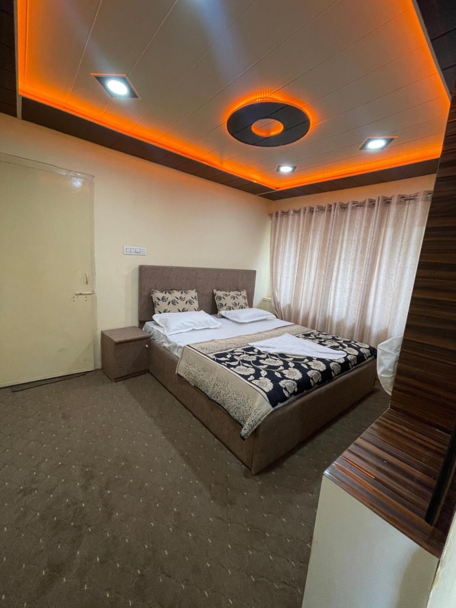 The Khayabaan - Luxurious Home Stay Away From Home Srinagar  Ruang foto