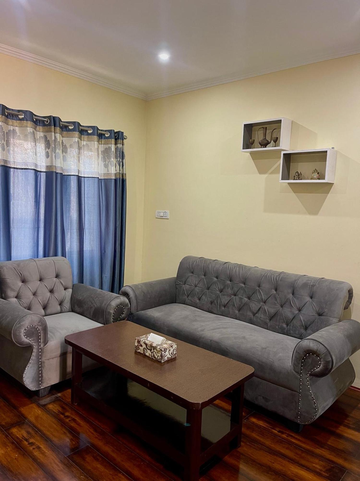 The Khayabaan - Luxurious Home Stay Away From Home Srinagar  Ruang foto